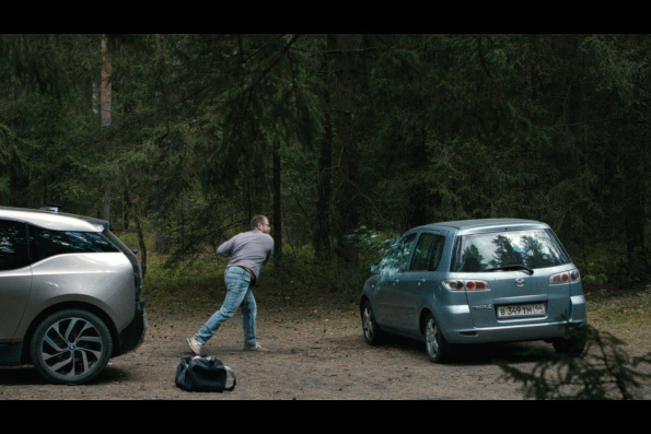 A scene from HOW TO DIVORCE DURING THE WAR, a film by Andrius Blaževičius. A Zeitgeist Films release in association with Kino Lorber.