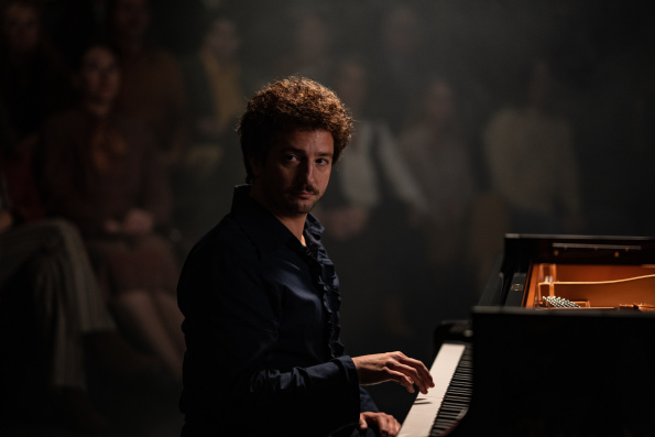 John Magaro as Keith Jarrett in Köln 75, a film by Ido Fluk. A Zeitegist Films release in association with Kino Lorber.