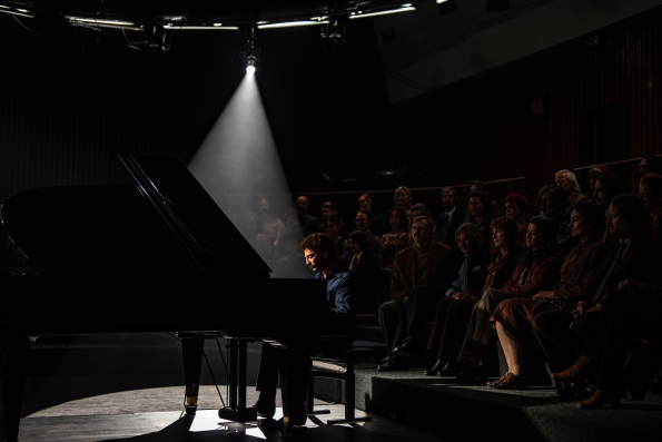 John Magaro as Keith Jarrett in Köln 75, a film by Ido Fluk. A Zeitegist Films release in association with Kino Lorber.